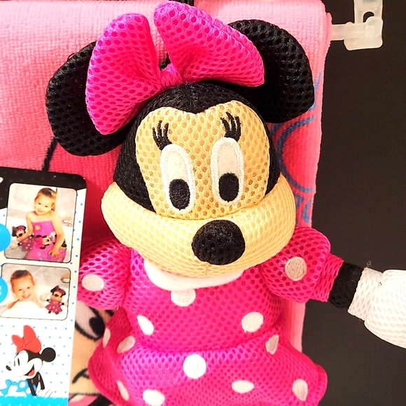 DISNEY MINNI MOUSE NEW GIRLS 2 PIECE BATH SCRUBBY AND BATH TOWEL. 25IN.X 11.5IN. - Picture 2 of 8